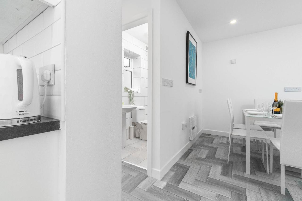 5 Bedroom House - 10 Guests - Multiple Off Street Parking - Garden - Smart Tv - Wifi - Contractors - Families - Groups Birmingham Bagian luar foto